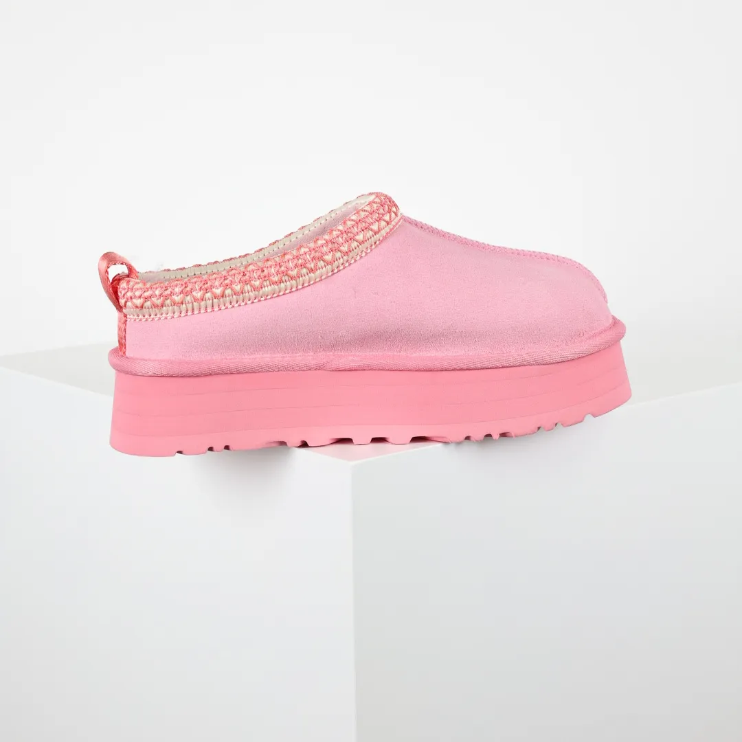 Copy price 💰560 Core recommendation of good price 5cm thick sole, independently developed original outsole, cashmere insole, keeping warm in winter, suitable for home use. In the new year, uug launched a style series, which is partially geared towards the preferences of young consumers. It has also moved to the forefront of fashion trends. Shoe body material, water-repellent coated suede upper, 17 mm UGGPURE™ implanted wool insole, lightweight non-slip and comfortable rubber outsole, with brand LOGO and trademark, with full package Size: 35 36 37 38 39 40